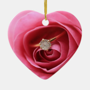 Ornamento del anillo de diamante