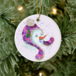 Ornamento del árbol navideño feliz de Snowman<br><div class="desc">Ornamentos navideños con Feliz Snowman en morado Beanie Gorra de invierno Navidades divertidos Colección de pintura - Elegir / Añadir su texto único / nombre / color - Hacer su regalo especial de Navidad adorno - Redimensionar y mover o eliminar / añadir elementos - imagen / texto con herramienta de...</div>