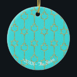 Ornamento del Círculo de Hanukkah "Hanging Gold Ch<br><div class="desc">Ornamento del Círculo de Hanukkah "Hanging Gold Dreidel and Star Charms". (2 lados) Personalice ambos lados borrando texto en el adorno y reemplazándolo por el suyo propio. A continuación, usando el color, tamaño y estilo de su fuente favorita, escriba sus propias palabras. Gracias por detenerse y ir de compras. ¡Muy...</div>