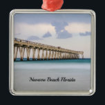 Ornamento del muelle de pesca de Navarre Beach<br><div class="desc">Ornamento con asombrosos colores violetas que reflejan el cielo después de una lluvia en el muelle Navarre Beach Fishing Pier en Florida, Estados Unidos, mientras los colores esmeraldas del océano se reflejan en el agua. Este muelle es el más largo del estado que se extiende a lo largo de 450...</div>