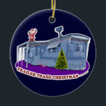 Ornamento del navidad de la basura del remolque<br><div class="desc">Este ornamento del navidad de la basura del remolque muestra mi remolque de la caravana todo cubierto hacia fuera para los días de fiesta.</div>