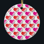 Ornamento del patrón de puntos de polka rosa y roj<br><div class="desc">Corazón de amor rojo y rosa polka patrón de bonito doble cara de cerámica redondeado ornamento</div>