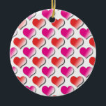 Ornamento del patrón de puntos de polka rosa y roj<br><div class="desc">Corazón de amor rojo y rosa polka patrón de bonito doble cara de cerámica redondeado ornamento</div>