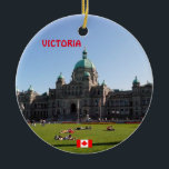 Ornamento escénico de Victoria British Columbia<br><div class="desc">Este es un maravilloso adorno para recordarle su hogar o una visita a Victoria, Columbia Británica. El ornamento se puede personalizar fácilmente: tamaños, estilos, formas, colores, texto, imágenes, etc. Añade tus fotos, imágenes y citas favoritas en ambas caras. Incluye un hilo dorado para poder colgar este recuerdo tan especial en...</div>