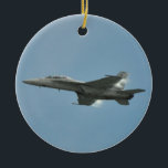 Ornamento estupendo del avispón de la marina de<br><div class="desc">El artículo hermoso con un flyby estupendo del avispón de la marina de guerra F/A-18E/F F-18 con el vapor en las alas en la criba de Embry se va volando y las ondas muestran en Daytona Beach FL.</div>