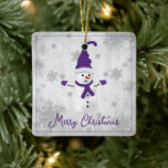 Ornamento feriado Purple Cute Snowman<br><div class="desc">Decore su árbol esta temporada de vacaciones con un adorno de cerámica morado de invierno. El diseño de un adorno incluye un bonito muñeco de nieve con un gorra, una bufanda y guantes adornados con copos de nieve grises y blancos sobre un fondo gris. También hay artículos de regalo y...</div>