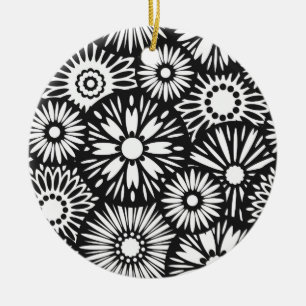 Ornamento floral blanco y negro