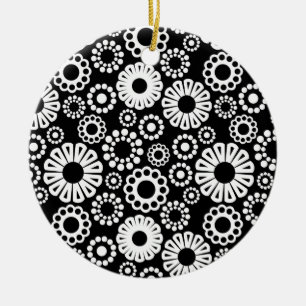 Ornamento floral blanco y negro