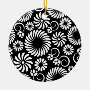 Ornamento floral blanco y negro