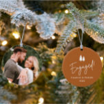 Ornamento fotográfico de Navidades de compromiso<br><div class="desc">Ornamento moderno de Navidad de Compromiso de Fotos. Le permite capturar un momento hermoso para siempre, este singular keepsake combina el estilo moderno con recuerdos preciados, lo que lo convierte en un exquisito añadido a su decoración festiva. Perfecto para celebrar tu primera Navidad como una pareja comprometida o como un...</div>