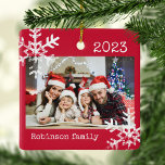 Ornamento fotográfico personalizado con copas de n<br><div class="desc">Personalizar este adorno con la foto de tu familia y agrega tu apellido junto con el año para que estos grandes Navidades se queden.</div>