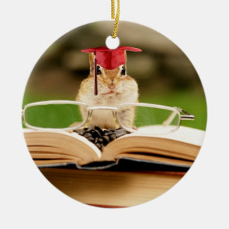 Ornamento graduado lindo del Chipmunk que estudia