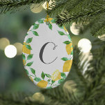 Ornamento inicial de limón de color de agua vintag<br><div class="desc">El Ornament presenta un cultivo de limones jugosos y hojas vibrantes en acuarelas de bonito. Personalizar con un primer o un monograma!</div>