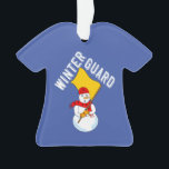 Ornamento Metalizado de Snowman Winter Guard<br><div class="desc">El texto de la Guardia de Invierno con un muñeco de nieve con una bandera y una bufanda con banderas es un humorístico diseño de guardia para los miembros de la guardia de invierno y de colorguard en cumpleaños y vacaciones</div>