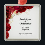 Ornamento Metalizado del aniversario del Boda flor<br><div class="desc">Celebra tu amor y compromiso con este hermoso adorno de aniversario de bodas florales. Puede ser personalizado con sus nombres y fecha de boda,  o con cualquier otro mensaje que elija.</div>