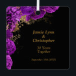 Ornamento Metalizado del Aniversario del Boda Mora<br><div class="desc">Celebra tu amor y compromiso con este hermoso adorno de aniversario de bodas florales. Puede ser personalizado con sus nombres y fecha de boda,  o con cualquier otro mensaje que elija.</div>