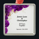 Ornamento Metalizado del Aniversario del Boda Mora<br><div class="desc">Celebra tu amor y compromiso con este hermoso adorno de aniversario de bodas florales. Puede ser personalizado con sus nombres y fecha de boda,  o con cualquier otro mensaje que elija.</div>