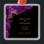 Ornamento Metalizado del Aniversario del Boda Mora<br><div class="desc">Celebra tu amor y compromiso con este hermoso adorno de aniversario de bodas florales. Puede ser personalizado con sus nombres y fecha de boda,  o con cualquier otro mensaje que elija.</div>