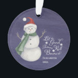 Ornamento monogramado de cute Snowman Bunco Dice<br><div class="desc">Maravillosa tipografía de Bunco "Let The Good Times Roll" (Dejen pasar los buenos tiempos) con suerte dados de Bunco. Cuenta con un muñeco de nieve alegre de fondo azul. Monogramado con el nombre de sus jugadores/amigos y el año de regalo.</div>