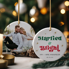 Ornamento navideño casado y brillante foto recién