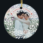 Ornamento navideño casado y morado<br><div class="desc">Este elegante adorno es perfecto para una pareja que celebra a sus primeros Navidades casados. Incluye una corona alrededor de la frontera y las palabras "Casado y Cereza" en un marco curvo en la parte inferior. Añade una foto de la pareja feliz. La parte posterior contiene los nombres y la...</div>