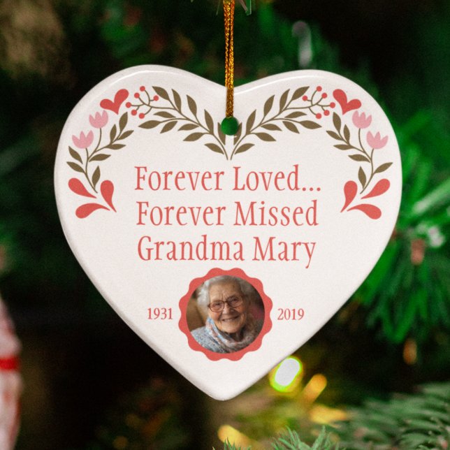 Ornamento navideño conmemorativo personalizado con (Custom Memorial Christmas Ornament with Photo hanging on a Christmas tree branch)