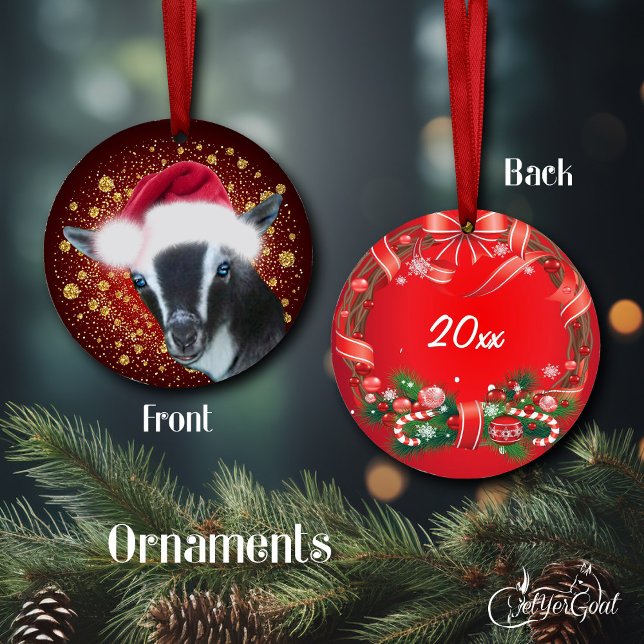 Ornamento navideño de cabra enana de Nigeria (Oil paint portrait of a Nigerian Dwarf goat  in a santa hat with gold snowflakes - dated #zazzlemade)