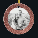 Ornamento navideño de festividad de marco Purpurin<br><div class="desc">Un marco moderno de falso rosa purpurina de oro brilla y brilla en este adorno navideño personalizado con tu foto personal en un lado y texto de plantilla fácilmente personalizado en la parte posterior. Conmemorar el año con este adorno personalizado o regalar a la familia como un único regalo de...</div>