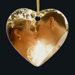 Ornamento navideño de foto de pareja Keepsake<br><div class="desc">Añade tu foto y nombres y fecha a este adorno navideño de bonito. Puedes añadir fotos de bodas o tu foto favorita de ti y de tu novio o marido en el área de personalizares. En la parte posterior del ornamento añada sus nombres y fecha.</div>