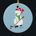 Ornamento navideño de hockey Snowman<br><div class="desc">Hombre de nieve jugando al himno navideño de hockey.</div>