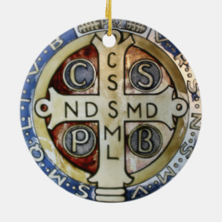 Ornamento navideño de la medalla de San Benedicto