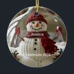 Ornamento navideño de Snowman personalizado<br><div class="desc">Hombre de nieve de punto con nombre y Navidades de año.</div>
