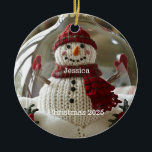 Ornamento navideño de Snowman personalizado<br><div class="desc">Hombre de nieve de punto con nombre y Navidades de año.</div>