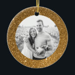 Ornamento navideño dorado de marco Purpurina<br><div class="desc">Un marco moderno de falso purpurina de oro brilla y brilla en este personalizado ornamento de Navidad con tu foto personal en un lado y texto de plantilla fácilmente personalizado en la parte posterior. Conmemorar el año con este adorno personalizado o regalar a la familia como un único regalo de...</div>