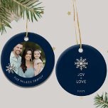 Ornamento navideño familiar personalizado<br><div class="desc">Celebra la alegría y la unión de la temporada navideña con nuestro Ornamento de Navidad Familiar Personalizado. La parte delantera muestra una preciada foto familiar enmarcada por un elegante diseño de copos de nieve, mientras que el nombre de la familia añade un toque personal. En la parte trasera, "Alegría Amor"...</div>