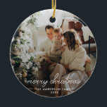 Ornamento navideño moderno<br><div class="desc">Foto moderna adornada con un guión "Feliz Navidad" en blanco. El nombre y el año se pueden personalizar fácilmente para un toque personal. Un diseño moderno,  minimalista y contemporáneo que destaca en estas vacaciones.</div>