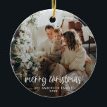 Ornamento navideño moderno<br><div class="desc">Foto moderna adornada con un guión "Feliz Navidad" en blanco. El nombre y el año se pueden personalizar fácilmente para un toque personal. Un diseño moderno,  minimalista y contemporáneo que destaca en estas vacaciones.</div>