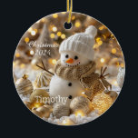 Ornamento navideño personalizado de Cute Snowman<br><div class="desc">El encantador Snowman con oro brillante y luces personalizadas con el nombre y los Navidades del año.</div>