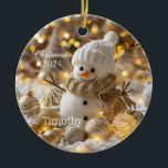 Ornamento navideño personalizado de Cute Snowman<br><div class="desc">El encantador Snowman con oro brillante y luces personalizadas con el nombre y los Navidades del año.</div>