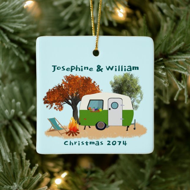 Ornamento navideño personalizado de pareja de camp (Árbol)
