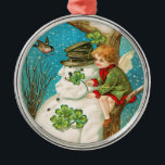 Ornamento navideño victoriano Snowman y Clover<br><div class="desc">Haz que tus Navidades sean especiales con estos adornos de snowman de los Navidades victorianos. Conservar los adornos con diseños victorianos completamente restaurados para la mejor calidad de impresión. Fácil de personalizar con nombre y fecha.</div>