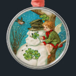 Ornamento navideño victoriano Snowman y Clover<br><div class="desc">Haz que tus Navidades sean especiales con estos adornos de snowman de los Navidades victorianos. Conservar los adornos con diseños victorianos completamente restaurados para la mejor calidad de impresión. Fácil de personalizar con nombre y fecha.</div>