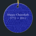 Ornamento personalizado de Chanukah<br><div class="desc">Elaboran los remolinos del scrollwork rico basados en los artefactos judíos marroquíes a partir hace de siglos adornan este ornamento elegante de Chanukah.  Personalice este ornamento con su propio saludo.</div>