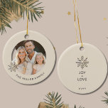 Ornamento personalizado de copo de nieve con foto<br><div class="desc">Cree recuerdos reconfortantes esta temporada navideña con nuestro "Ornamento personalizado de copo de nieve fotográfico familiar". El frente de este exquisito adorno muestra el nombre de tu familia en un fondo claro, simbolizando la unidad y el amor. Lo que hace que este adorno sea realmente especial es la foto de...</div>