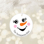 Ornamento personalizado de Cute Snowman<br><div class="desc">Este adorno de cerámica de Snowman Face, Navidades personalizados, es un seguro ganador para familia y amigos este año. Tiene un diseño moderno a ambos lados de un adorable rostro de muñeco de nieve sobre un adorable adorno redondo blanco. Personalizado con el apellido de la familia o con el texto...</div>