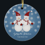 Ornamento personalizado de los gemelos Snowman<br><div class="desc">2 Cute Snowman usando un sombrero superior y bufanda. Agrega un nombre y un mensaje.</div>