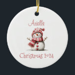 Ornamento personalizado de Snowman de corazones ro<br><div class="desc">Adorable Snowman con corazones personalizados con el nombre y Navidades del año.</div>