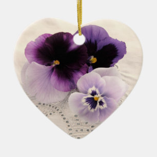 Ornamento púrpura del corazón de tres pensamient