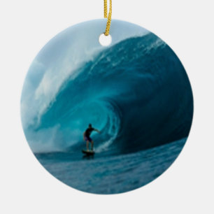 Ornamento que practica surf