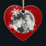 Ornamento romántico de la primera foto de Navidad<br><div class="desc">Ornamento navideño personalizado en forma de corazón con diseño moderno con copos de nieve blancos de invierno en rojo, foto redonda y texto personalizado en la parte posterior. ¡Un hermoso recuerdo para tu primera Navidad juntos! Personalízalo con tu foto y texto personalizado en la parte posterior o personalizar más adelante...</div>